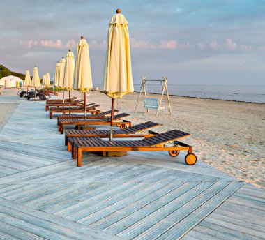 Yaz günü, Jurmala, Letonya sahilinde tahta şezlonglar