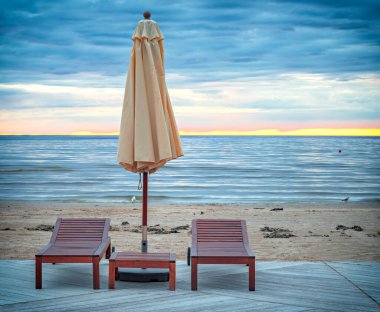 Gün batımında sahilde sandalyeler, phuket thailand.