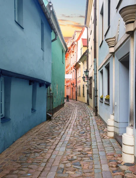 Eski Riga, Letonya, Avrupa 'nın dar ortaçağ caddesinde sabah. 