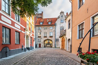 Eski Riga kasabasındaki ortaçağ sokağı, Baltık bölgesinin büyük ticari, kültürel, tarihi ve turistik merkezlerinden biri olan Letonya 'nın başkenti ve en büyük şehridir.