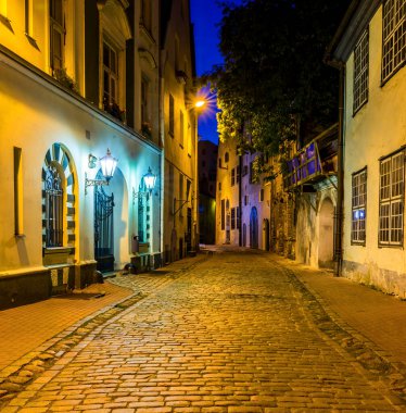 Riga 'nın ortaçağ bölgesinde gece sahnesi. Letonya' nın başkenti ve eşsiz ortaçağ ve Gotik mimarisi ile ünlü Baltık şehri.