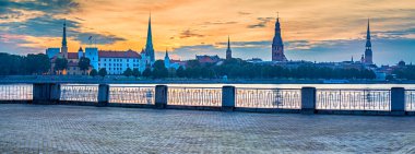 Eski Riga 'nın tarihi bölgesi üzerine panoramik görüş - Letonya' nın başkenti ve turistler arasında yaygın olarak bilinen ünlü Baltık şehri, eşsiz ortaçağ ve Gotik mimarisi nedeniyle