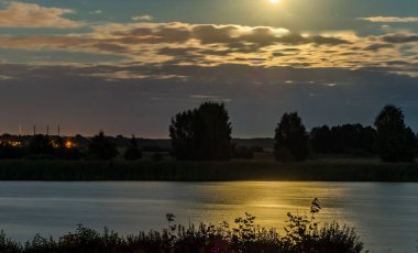 Gölde gün batımı güzel yansımalarla