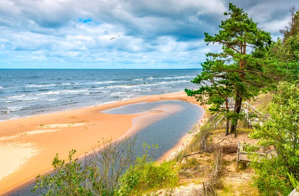 Widok Piaszczystą Plażę Wydmy Morza Bałtyckiego Piękny Letni Dzień Zachmurzonym — Zdjęcie stockowe