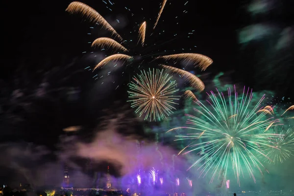 Letonya 'nın başkenti Riga' daki kara gökyüzünde havai fişekler.