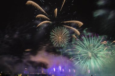 Riga, Letonya 'daki kara gökyüzü üzerinde havai fişekler
