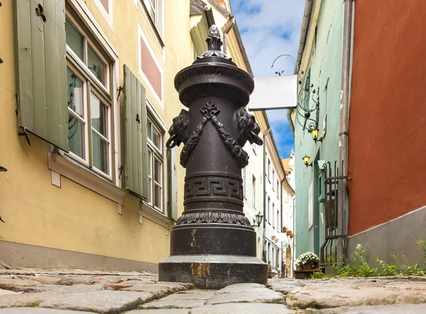Rue Médiévale Étroite Dans Vieux Riga Avec Une Colonne Eau — Photo