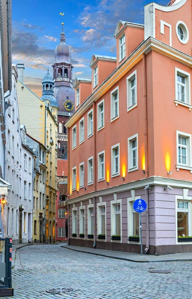 Blick Auf Die Enge Straße Und Den Kirchturm Der Kuppelkirche — Stockfoto