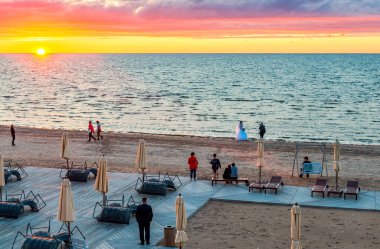 Jurmala, Letonya - 19 Temmuz 2017: Avrupa 'nın Letonya kentindeki ünlü turizm beldesi Jurmala' nın kumlu plajlı kıyı manzarası
