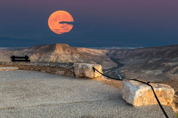 Úžasný Rudý Měsíc Stoupající Nad Kopce Hory — Stock fotografie