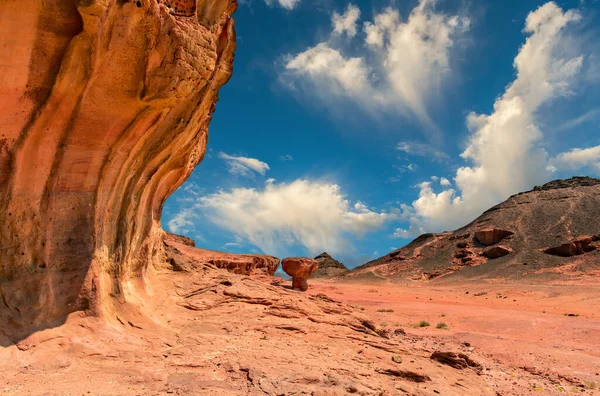 Wüstenlandschaft Mit Felsigen Hügeln Und Blauem Bewölkten Himmel — Stockfoto