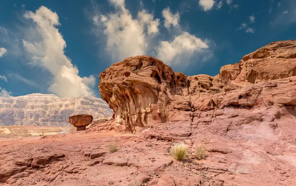Пустынный Пейзаж Каменистыми Холмами Голубым Облачным Небом — стоковое фото