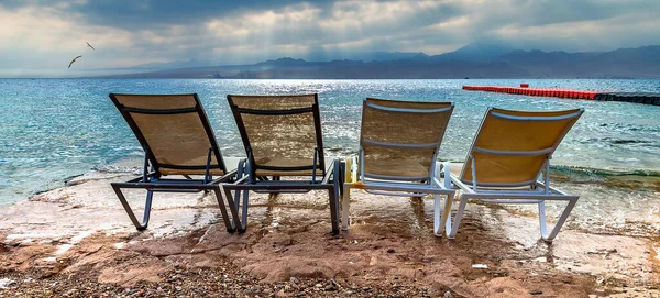 Kızıl Deniz, Orta Doğu 'nun önündeki boş şezlonglar ya da güneşlikler.