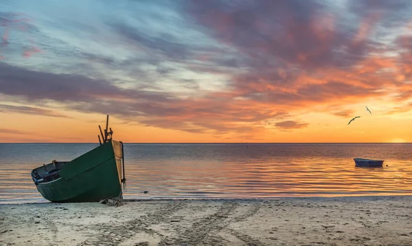 Küçük bir balıkçı köyü yakınlarındaki kumlu balıkçı teknelerinde demirli olan Baltık Denizi 'nde, geleneksel ve kudretli Baltık balıkçılığı 19-20 yüzyılda başarıyla geliştirildi.