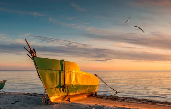 Ankrade Sandstrand Fiskebåtar Nära Liten Fiskare Här Vid Östersjön Utvecklades — Stockfoto