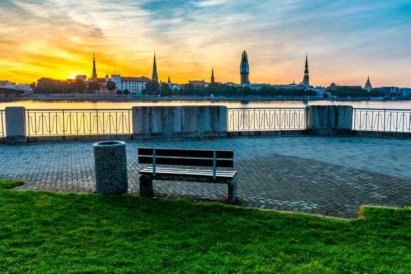 Morning Waterfront View Historical District Riga Capital City Latvia Offers — Stock Photo, Image