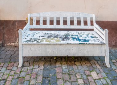 Tuğla zeminde eski ahşap bir bank