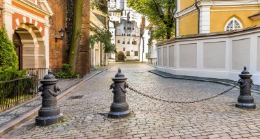 Letonya 'nın Riga şehrindeki ortaçağ bölgesinde dekoratif sütun ve zincirler.