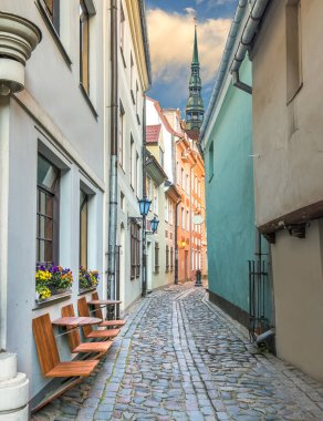 Riga, Letonya, Avrupa 'da dar bir ortaçağ caddesinde sabah. Turistler için, eski Riga kasabasının mimarisi Orta Çağ ve Gotik mimarinin unutulmaz eşsiz atmosferini sunabilir.