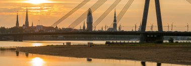 Riga 'nın merkezindeki Daugava Nehri' nden geçen kablolu köprü. Letonya 'nın başkenti.