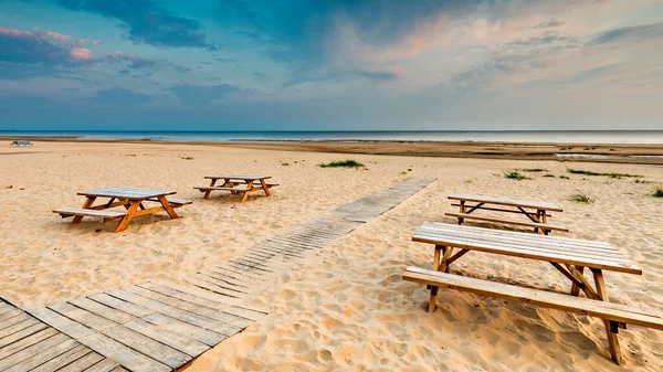 Dřevěné Stoly Lavice Písečné Pláži Baltského Moře Lotyšsko Jurmala — Stock fotografie