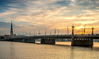 Riga 'nın merkezindeki taş köprü - Letonya' nın başkenti