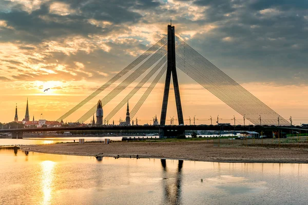 Riga 'nın merkezindeki Daugava Nehri' nden geçen kablo köprüsü - Letonya 'nın başkenti