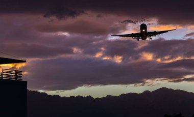Ürdün 'ün Akabe (Ürdün) ve Eilat (İsrail) yakınlarındaki güzel dağların üzerinden uluslararası uçuş)