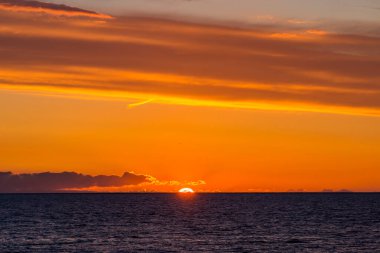Denizin üzerinde güzel bir gün batımı