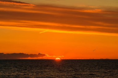 Denizin üzerinde güzel bir gün batımı