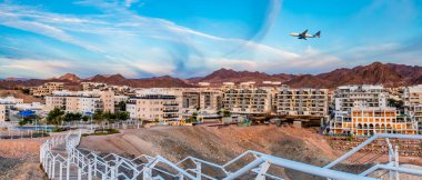 Gökyüzünde Eilat, İsrail üzerinde bir uçak