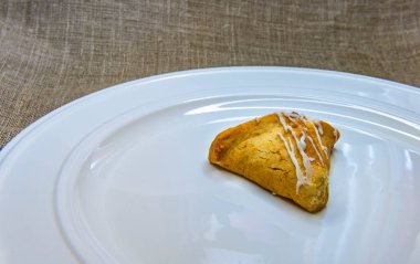 Geleneksel ev yapımı meyve reçeli dolu kurabiyeler, hepsi Yahudi Purim festivali için.