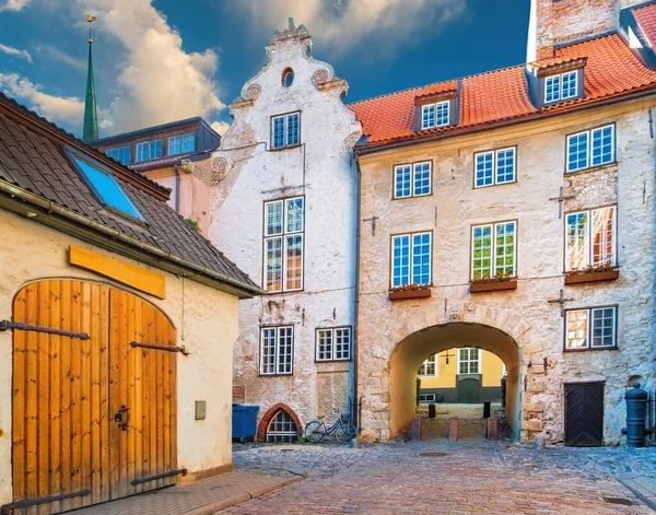 Eski Avrupa şehrinin ortaçağ bölgesinde sabah. Burada turistler eşsiz mimari yapılar ve antik yapılar bulabilirler.