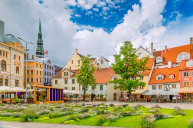 Riga, Letonya - 10 Temmuz 2016: Riga 'nın merkezindeki Livu Meydanı - Letonya' nın başkenti ve antik, ortaçağ ve Gotik mimarisi nedeniyle uluslararası turizmin tarihi objesi olarak tanınıyor