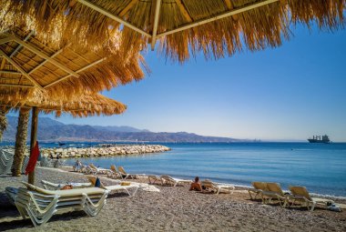 Kızıl denizli tropikal kıyı manzarası