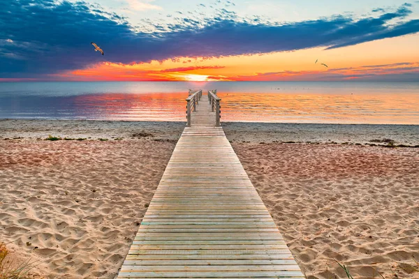 Houten Pad Zandstrand Met Zonsopgang Achtergrond — Stockfoto