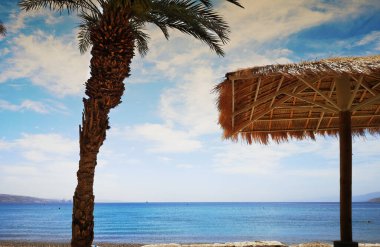 Eilat 'taki merkez halk plajında sabah - İsrail' in ünlü turistik beldesi ve eğlence şehri