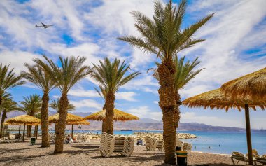 Eilat 'taki merkez halk plajında sabah - İsrail' in ünlü turistik beldesi ve eğlence şehri