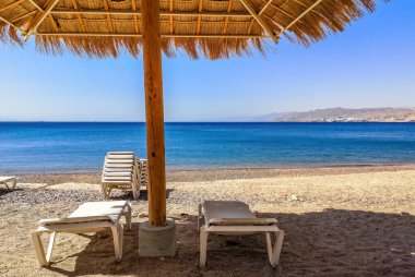 Kızıl Deniz, Orta Doğu 'nun kumlu sahilinde güneşli bir dinlenme yeri.