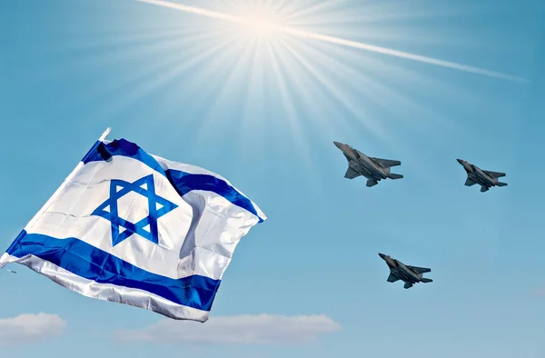 İsrail bayrağı ve modern askeri savaşçı, mavi gökyüzü geçmişi, Bağımsızlık Günü kavramı.