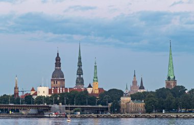 Şehir ve nehir manzaralı güzel bir manzara