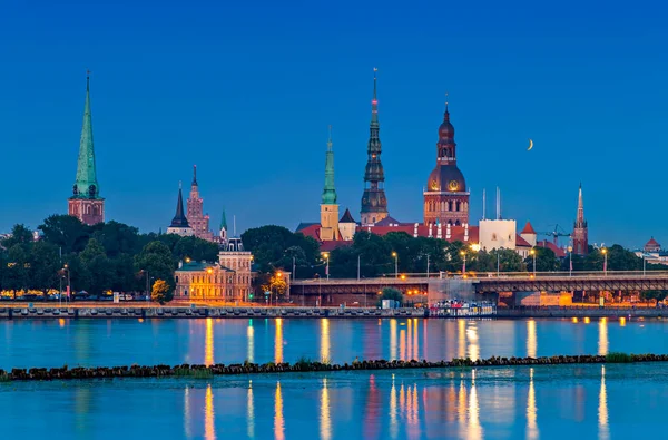 Şehir ve nehir manzaralı güzel bir manzara