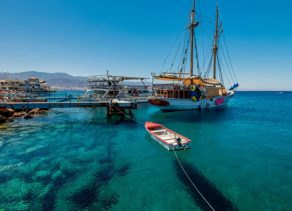 Moored Σκάφη Αναψυχής Ιστιοφόρα Και Σκάφη Αναψυχής Στην Κεντρική Μαρίνα — Φωτογραφία Αρχείου