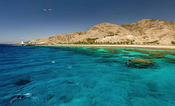Kızıl Deniz 'in güzel mercan kayalıkları, kumlu plajlar, Eilat, İsrail yakınlarındaki turistik oteller ve dağlar. Web pankartı için panoramik görünüm