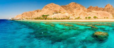 Kızıl Deniz 'in güzel mercan kayalıkları, kumlu plajlar, Eilat, İsrail yakınlarındaki turistik oteller ve dağlar. Web pankartı için panoramik görünüm