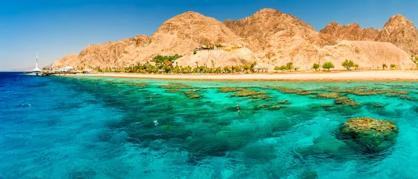 Kızıl Deniz 'in güzel mercan kayalıkları, kumlu plajlar, Eilat, İsrail yakınlarındaki turistik oteller ve dağlar. Web pankartı için panoramik görünüm