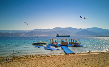 Huzurlu bir sabah ve dinlenme adası olan halk plajı, Kızıldeniz, Orta Doğu
