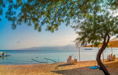 Eilat 'taki güneşli merkez halk plajında sabah - İsrail' in ünlü turistik beldesi ve eğlence şehri