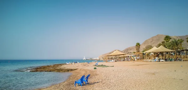 Odpočívající Písečná Pláž Rudého Moře Židlemi Lehátky Eilat Izrael — Stock fotografie