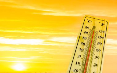 Küresel ısınma, arka planda en yüksek sıcaklığa sahip termometre, sıcak hava iklim değişikliği kavramı 